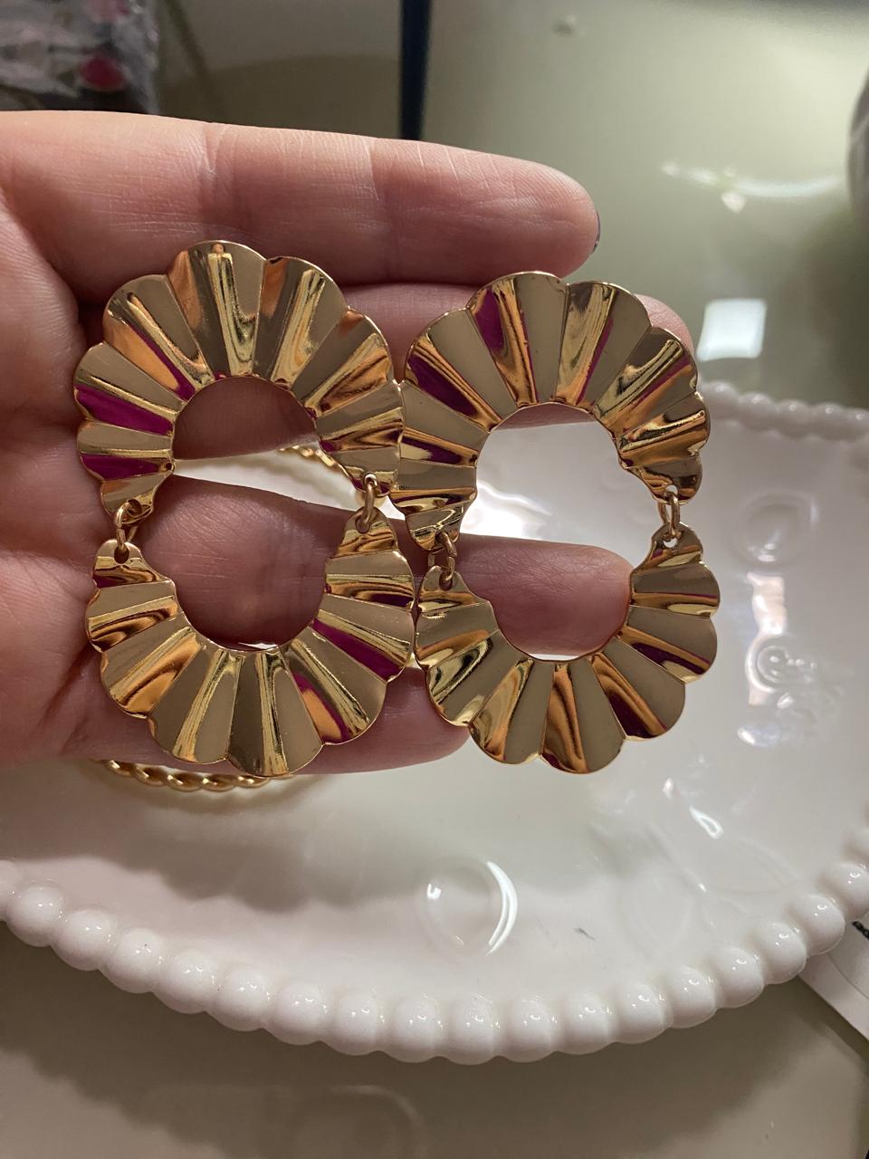 ✨Brinco Dourado Esculpido