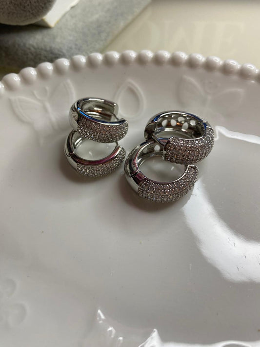 Brinco Argola Cravejado – Elegância que ilumina seu olhar ✨