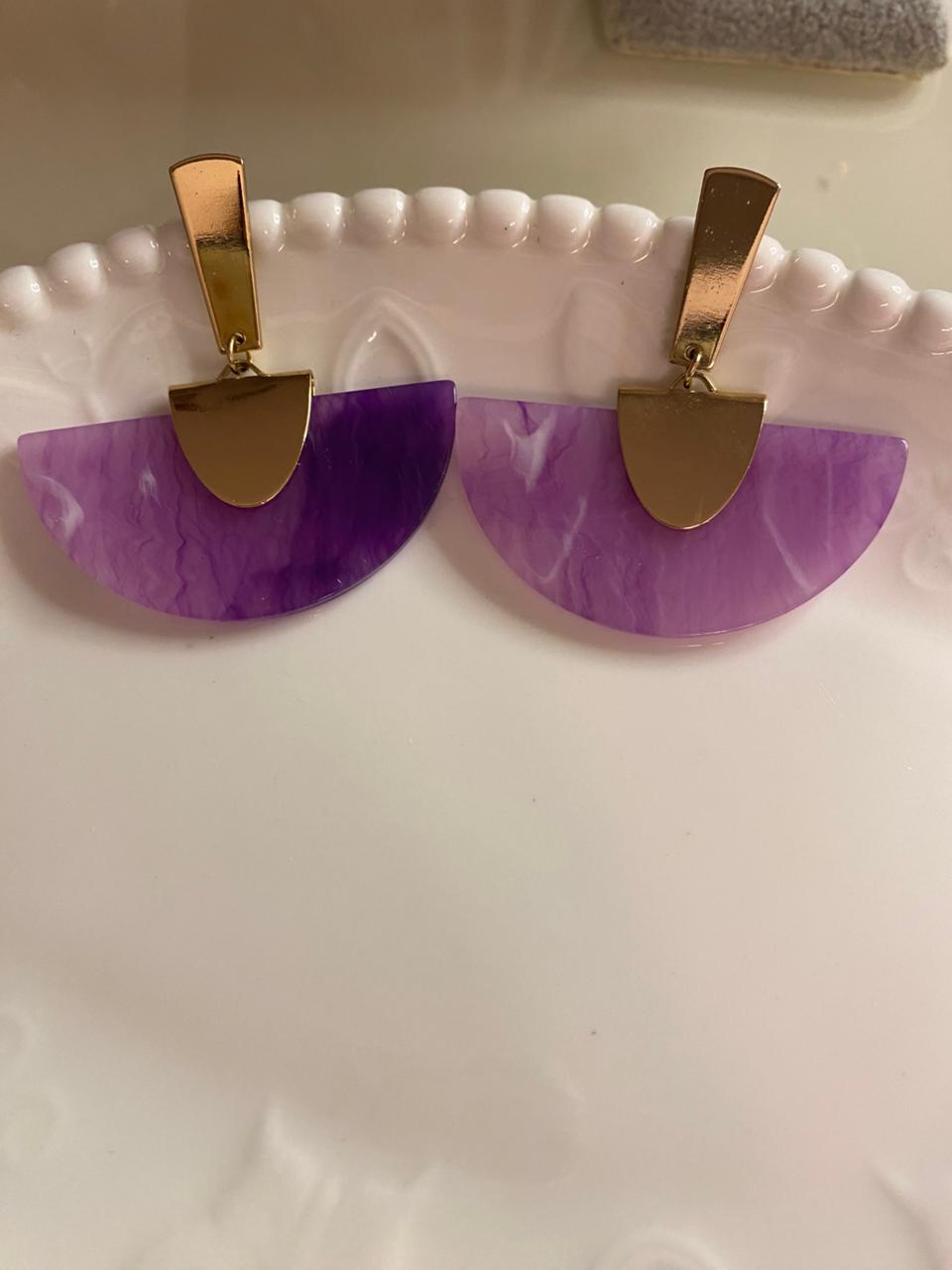 ✨ Brinco Meia-Lua Roxo com Metal Dourado