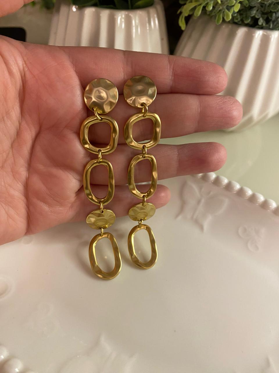 ✨ Brinco Longo Dourado Orgânica