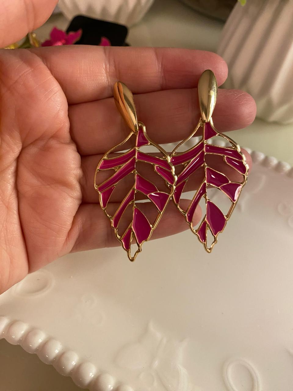 🍃 Brinco Folha Dourada com Rosa