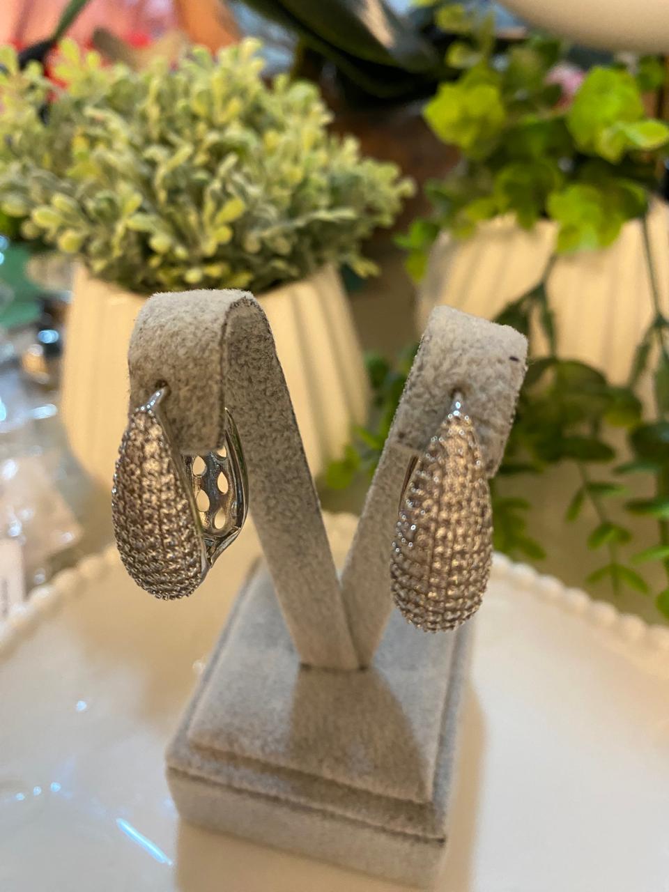 ✨Argola Retangular Cravejada (Banho de Ouro)