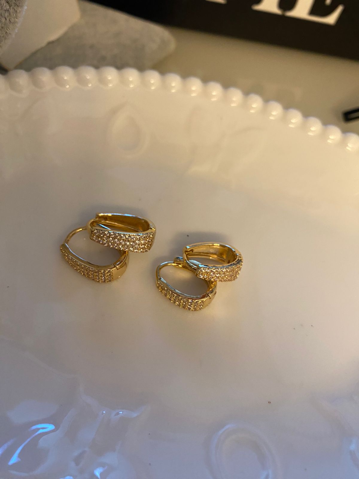 ✨Argola Retangular Bold – Banho de Ouro e Zircônias