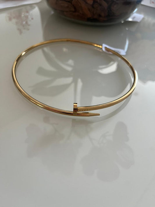 Gargantilha Dourada Minimalista – Inspiração de Marca de Luxo