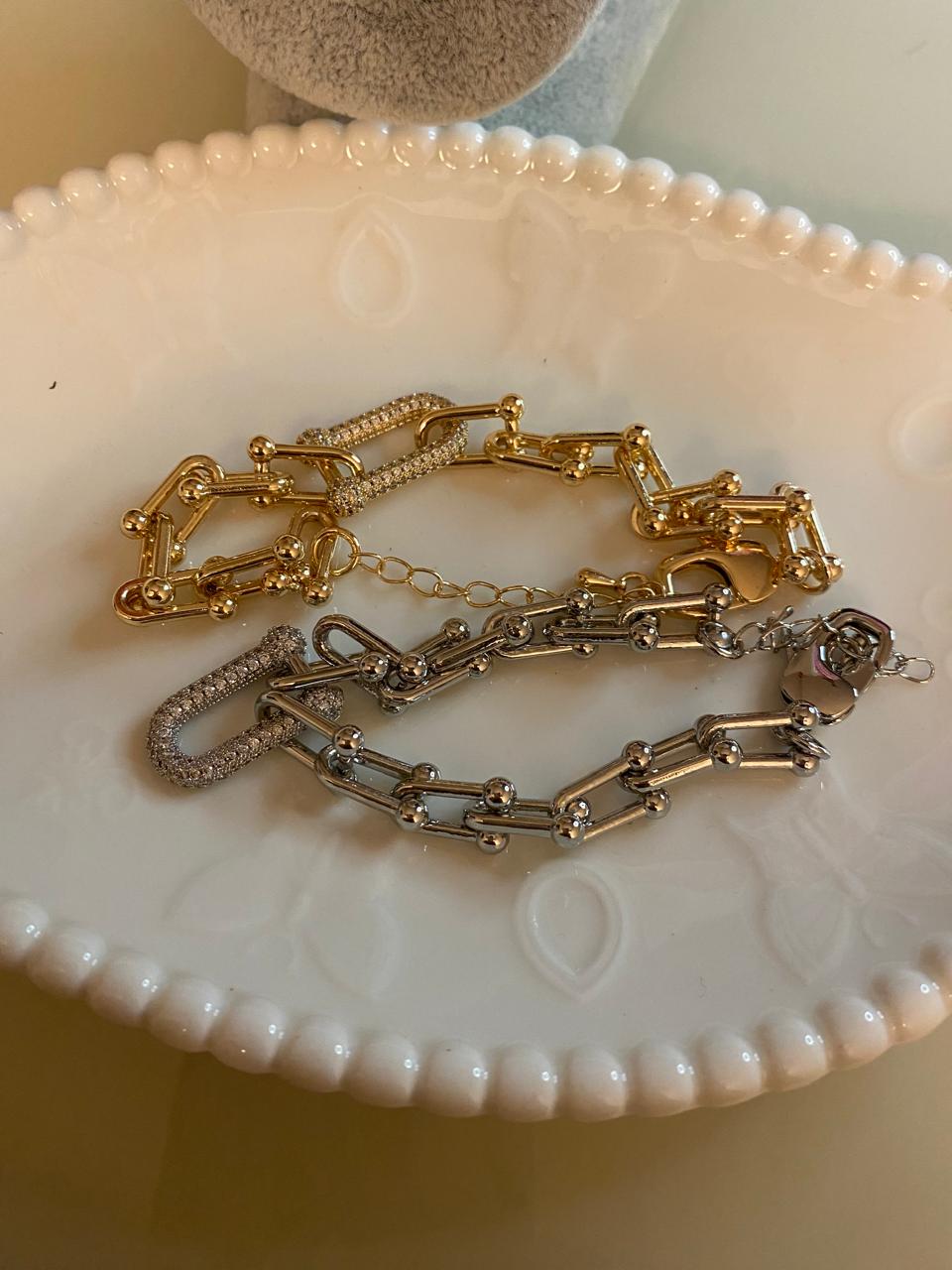 ✨ Pulseira Dourada com Fecho Cravejado – Sofisticação Inspirada em Marca de Luxo