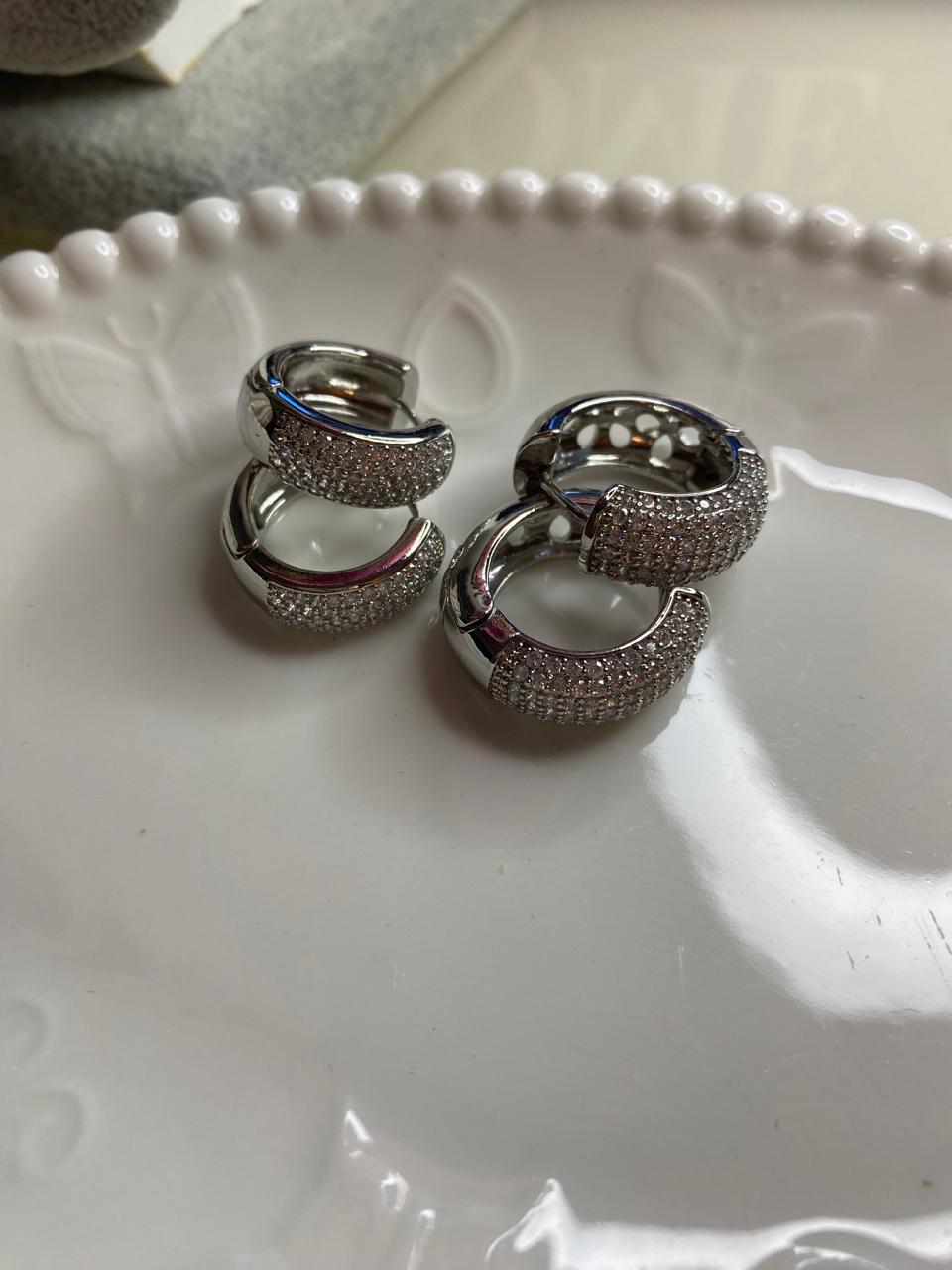 Brinco Argola Cravejado – Elegância que ilumina seu olhar ✨