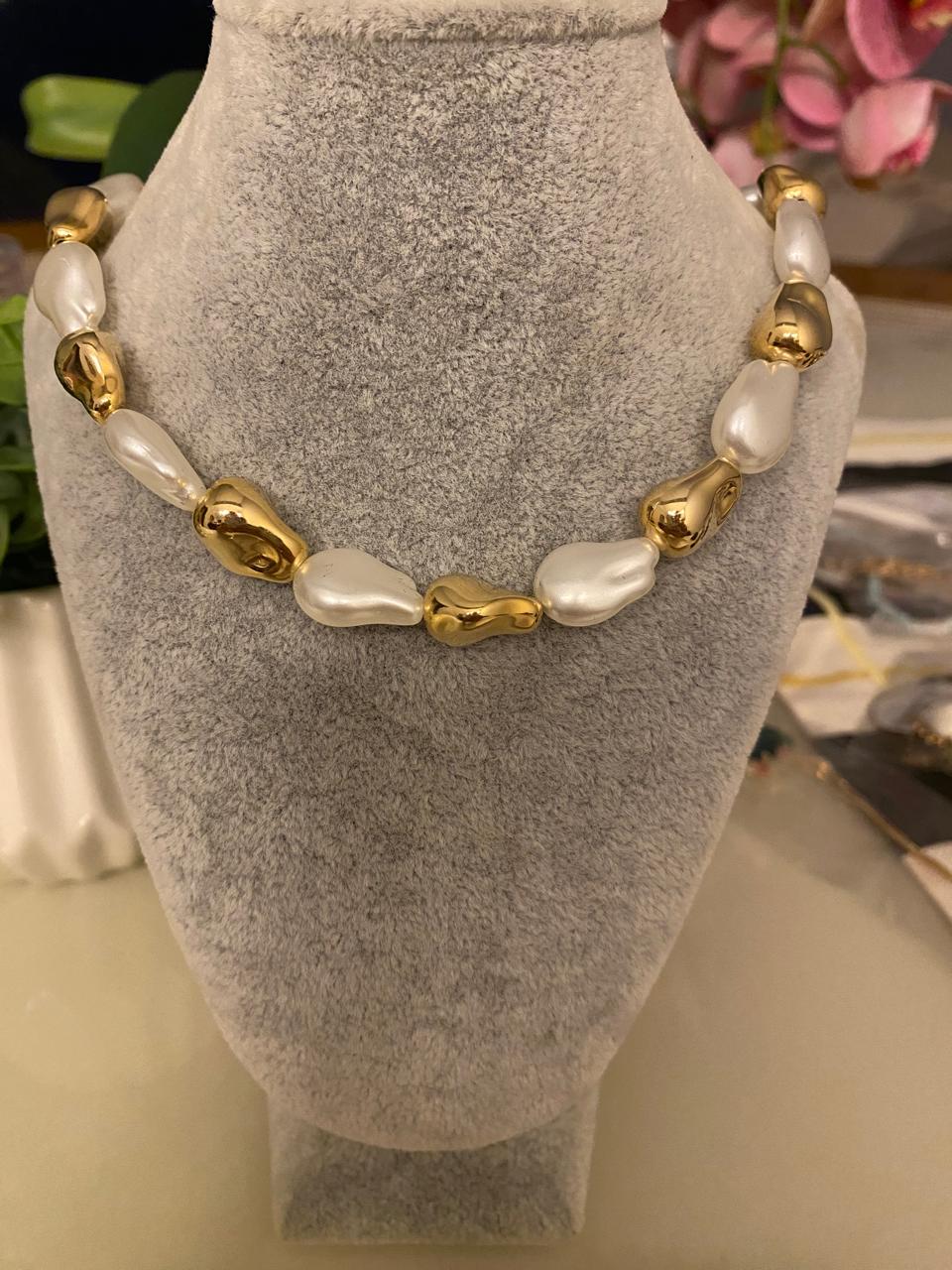 ✨ Colar Pérolas Orgânicas com Gotas Douradas – Elegância Atual e Design Exclusivo