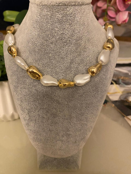 ✨ Colar Pérolas Orgânicas com Gotas Douradas – Elegância Atual e Design Exclusivo