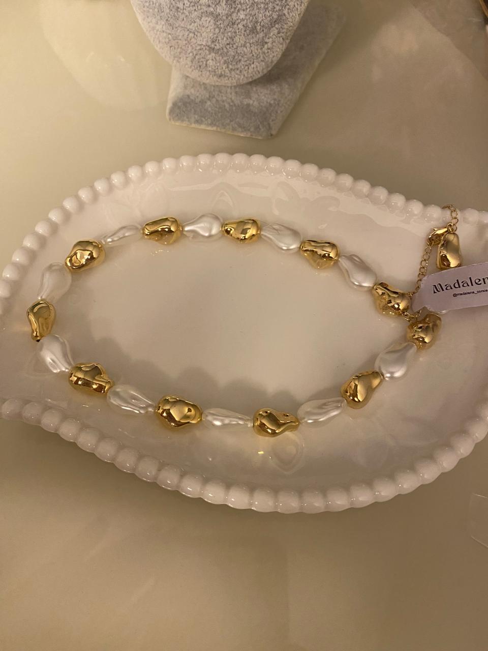 ✨ Colar Pérolas Orgânicas com Gotas Douradas – Elegância Atual e Design Exclusivo