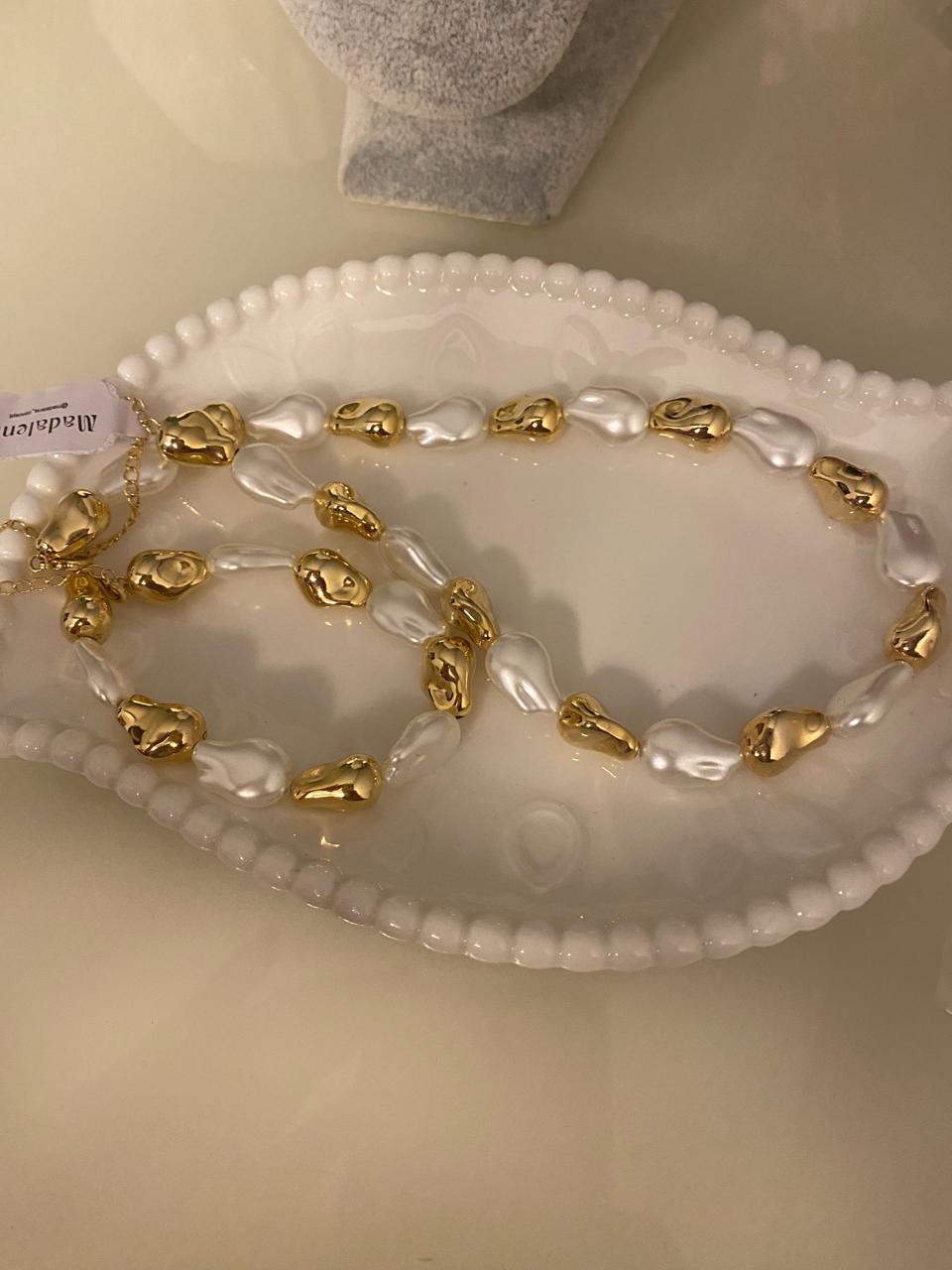✨ Colar Pérolas Orgânicas com Gotas Douradas – Elegância Atual e Design Exclusivo