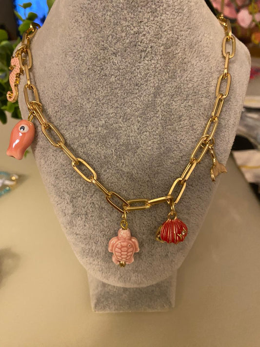 ✨ Colar Dourado com Pingentes Marítimos – Charme, Cor e Vibração