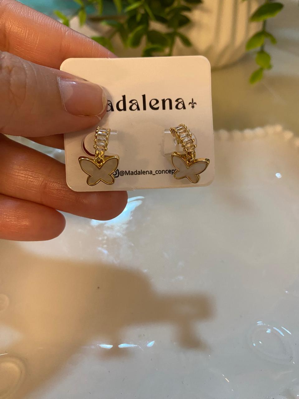 🦋Argola Butterfly – Banho de Ouro e Madrepérola