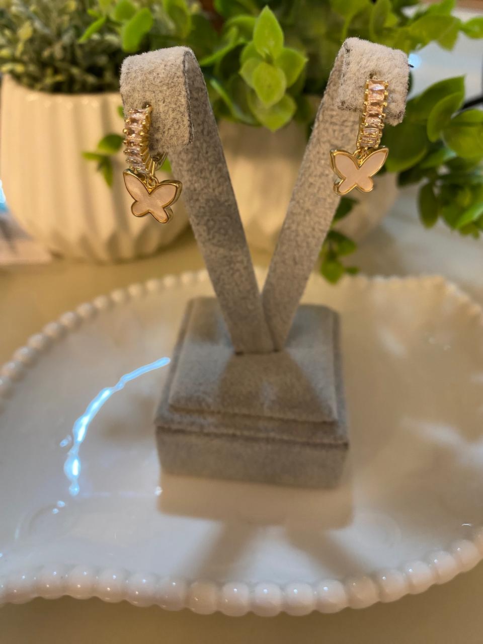 🦋Argola Butterfly – Banho de Ouro e Madrepérola