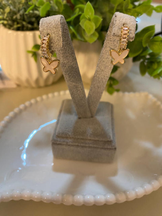 🦋Argola Butterfly – Banho de Ouro e Madrepérola