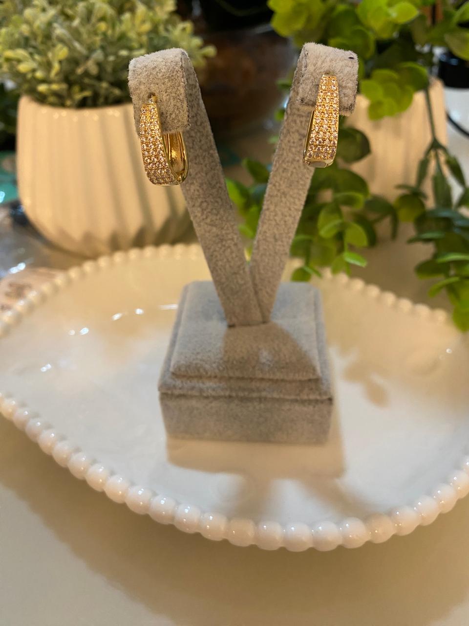 ✨Argola Retangular Bold – Banho de Ouro e Zircônias