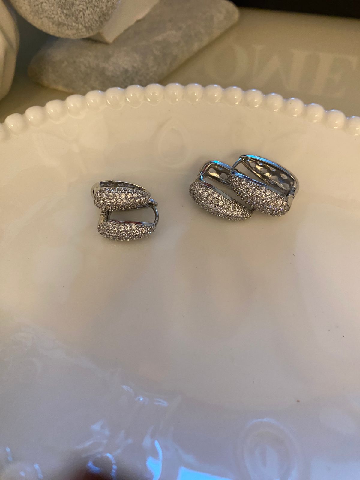 ✨Argola Retangular Cravejada (Banho de Ouro)
