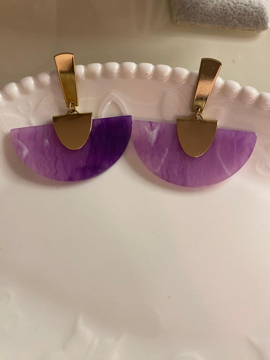 ✨ Brinco Meia-Lua Roxo com Metal Dourado