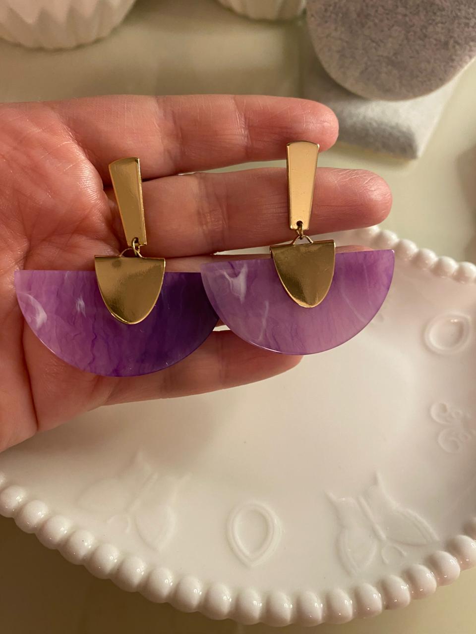 ✨ Brinco Meia-Lua Roxo com Metal Dourado