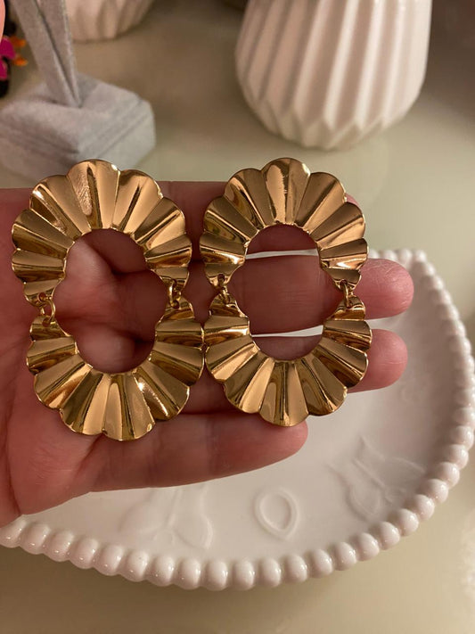 ✨Brinco Dourado Esculpido