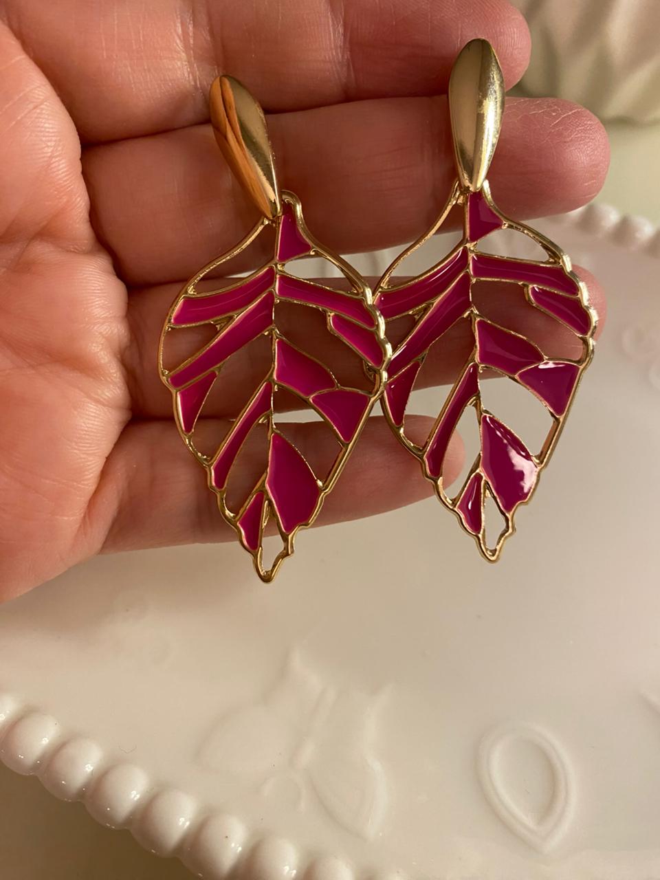 🍃 Brinco Folha Dourada com Rosa