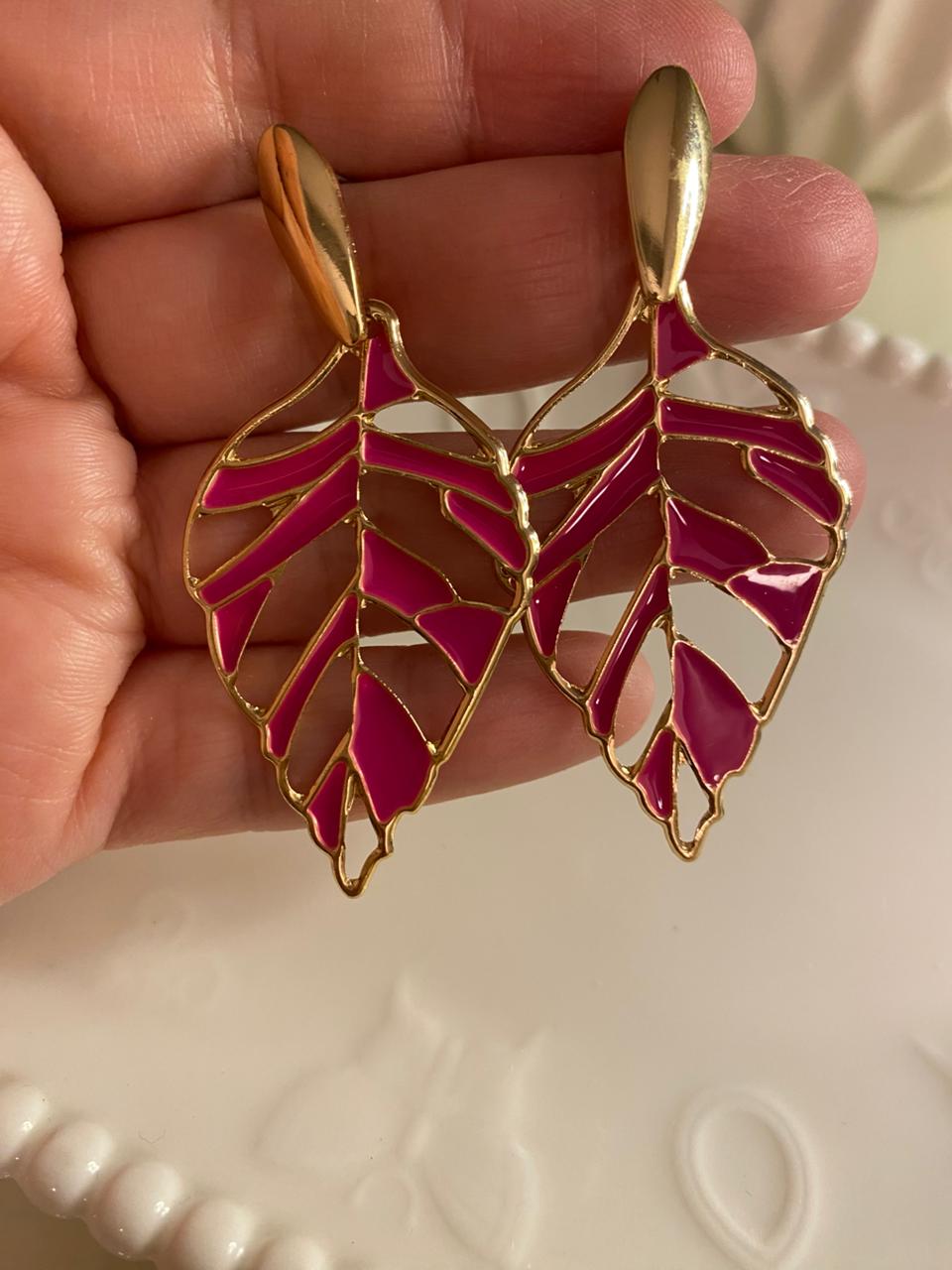 🍃 Brinco Folha Dourada com Rosa