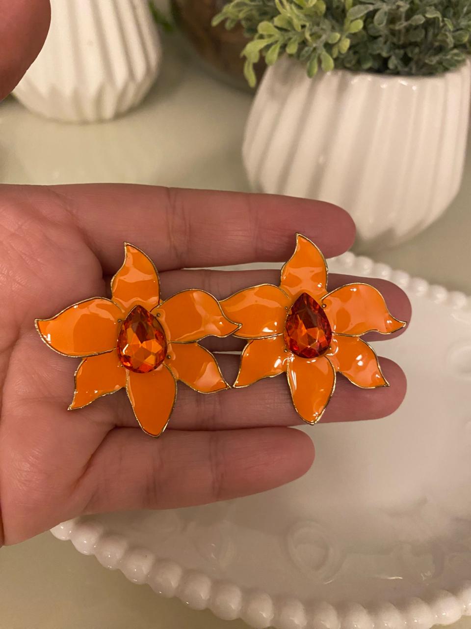 🌺 Brinco Flor Esmaltada com Cristal