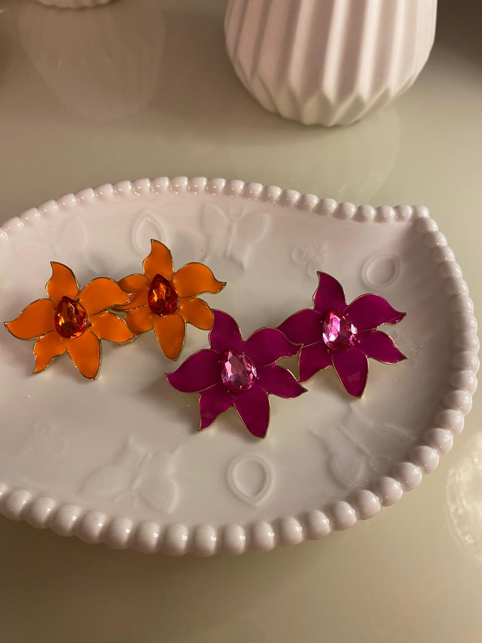 🌺 Brinco Flor Esmaltada com Cristal