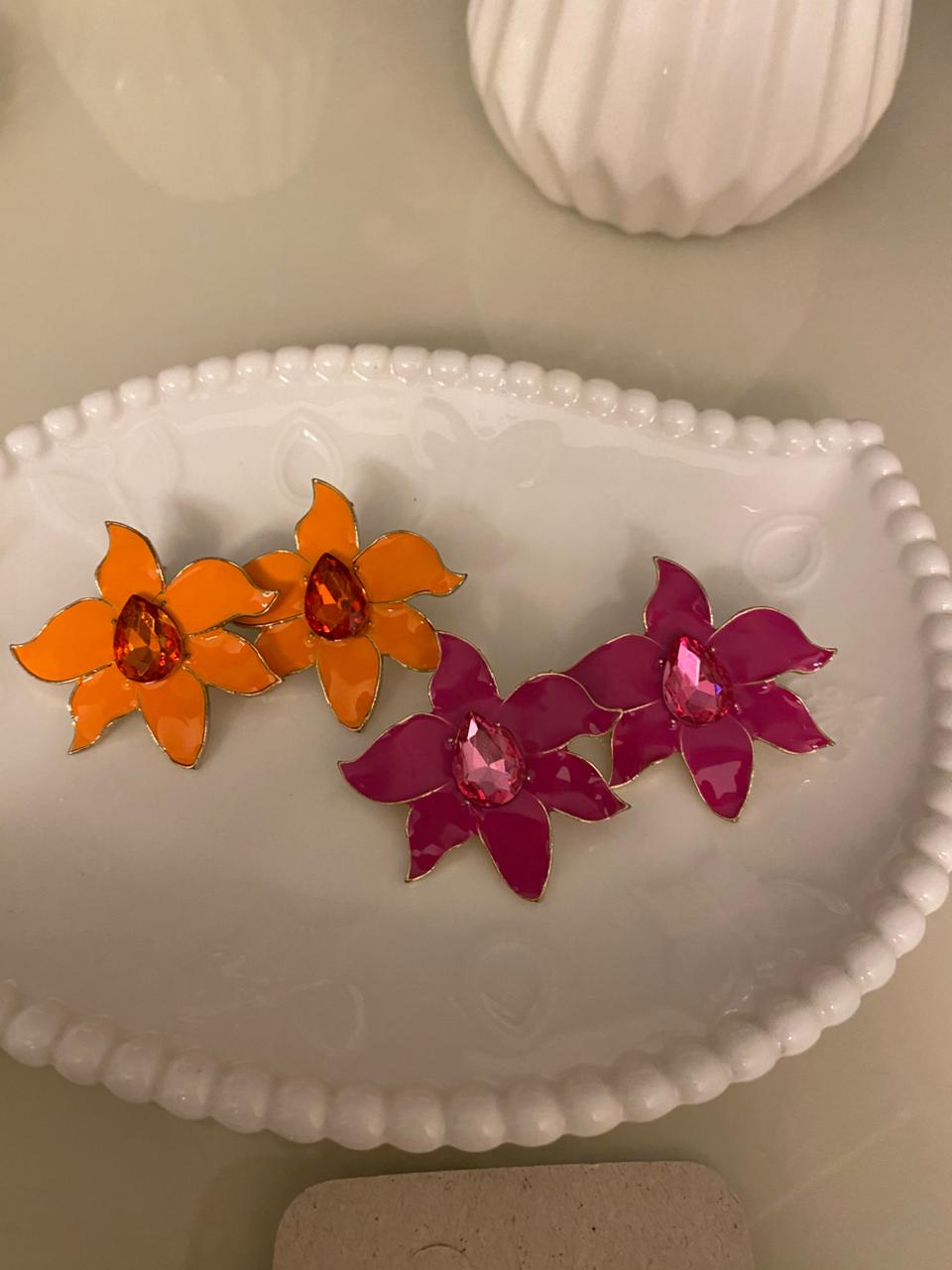 🌺 Brinco Flor Esmaltada com Cristal