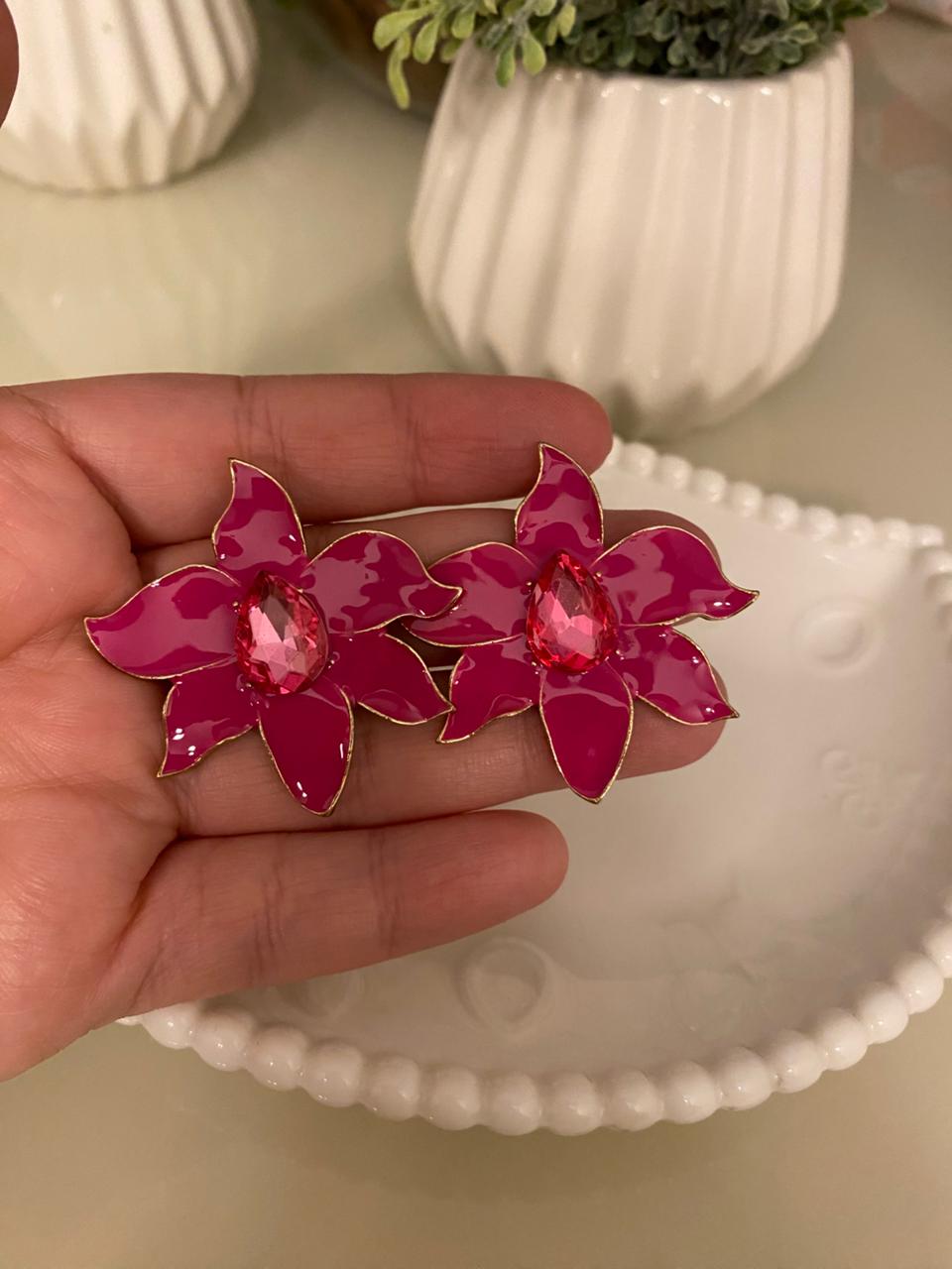 🌺 Brinco Flor Esmaltada com Cristal