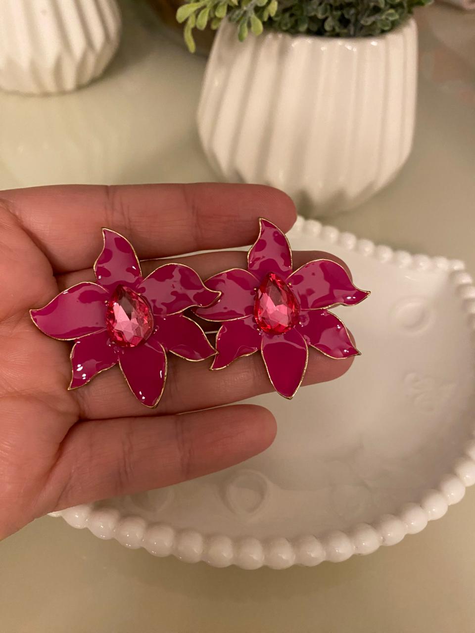 🌺 Brinco Flor Esmaltada com Cristal