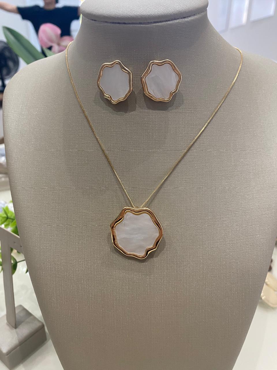 Conjunto de Colar e Brincos Orgânicos com Madrepérola