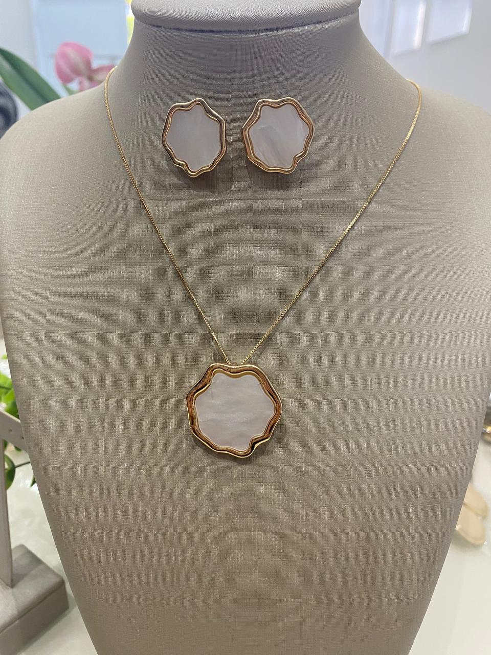 Conjunto de Colar e Brincos Orgânicos com Madrepérola