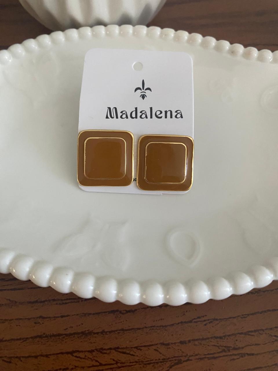 Brinco Quadrado Madalena - Clássico com Toque Retrô