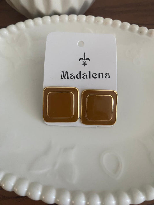 Brinco Quadrado Madalena - Clássico com Toque Retrô