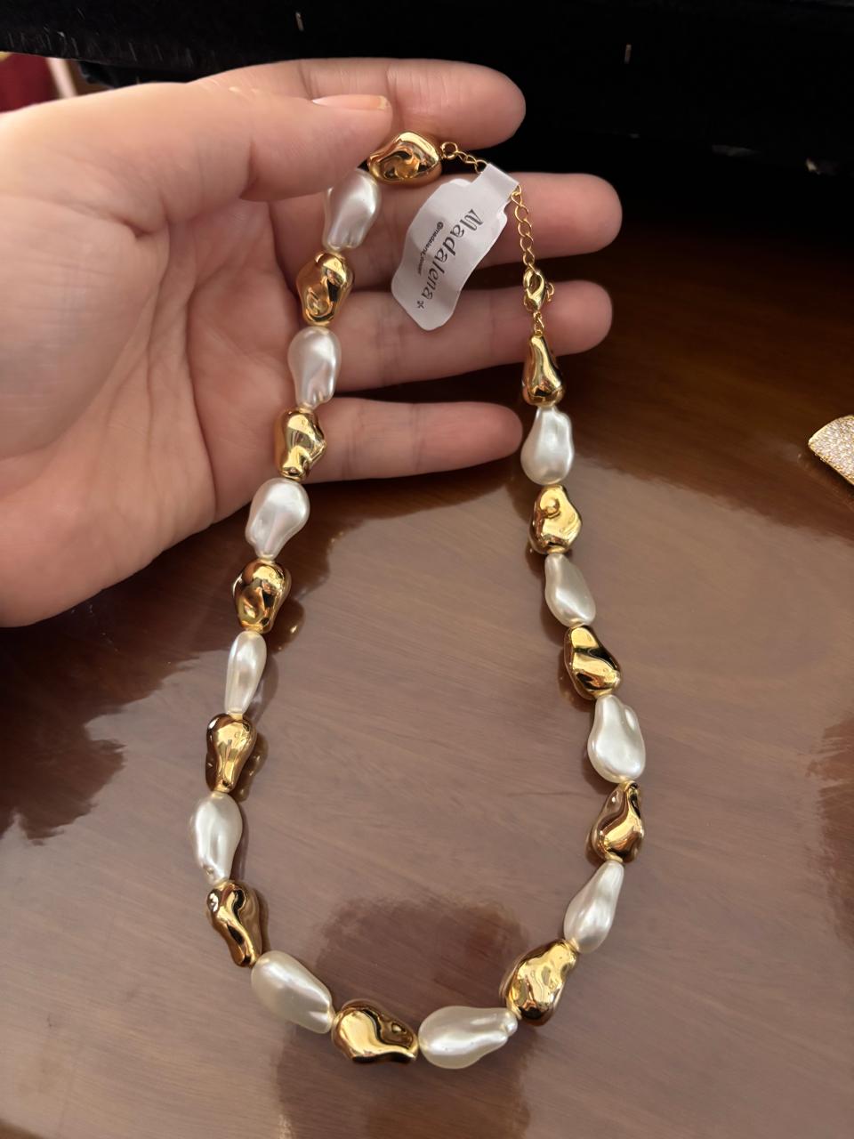 ✨ Colar Pérolas Orgânicas com Gotas Douradas – Elegância Atual e Design Exclusivo