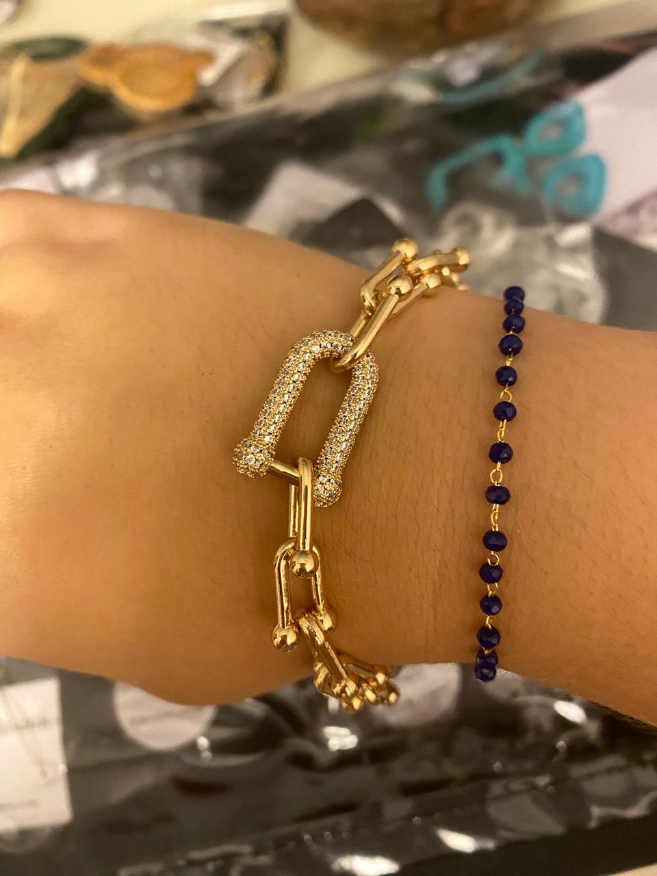 ✨ Pulseira Dourada com Fecho Cravejado – Sofisticação Inspirada em Marca de Luxo