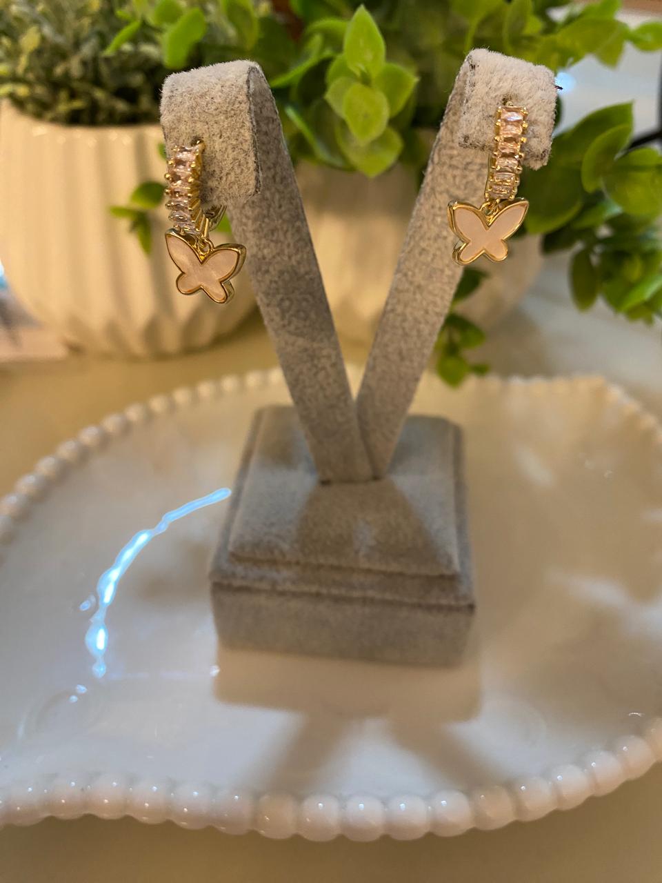 🦋Argola Butterfly – Banho de Ouro e Madrepérola
