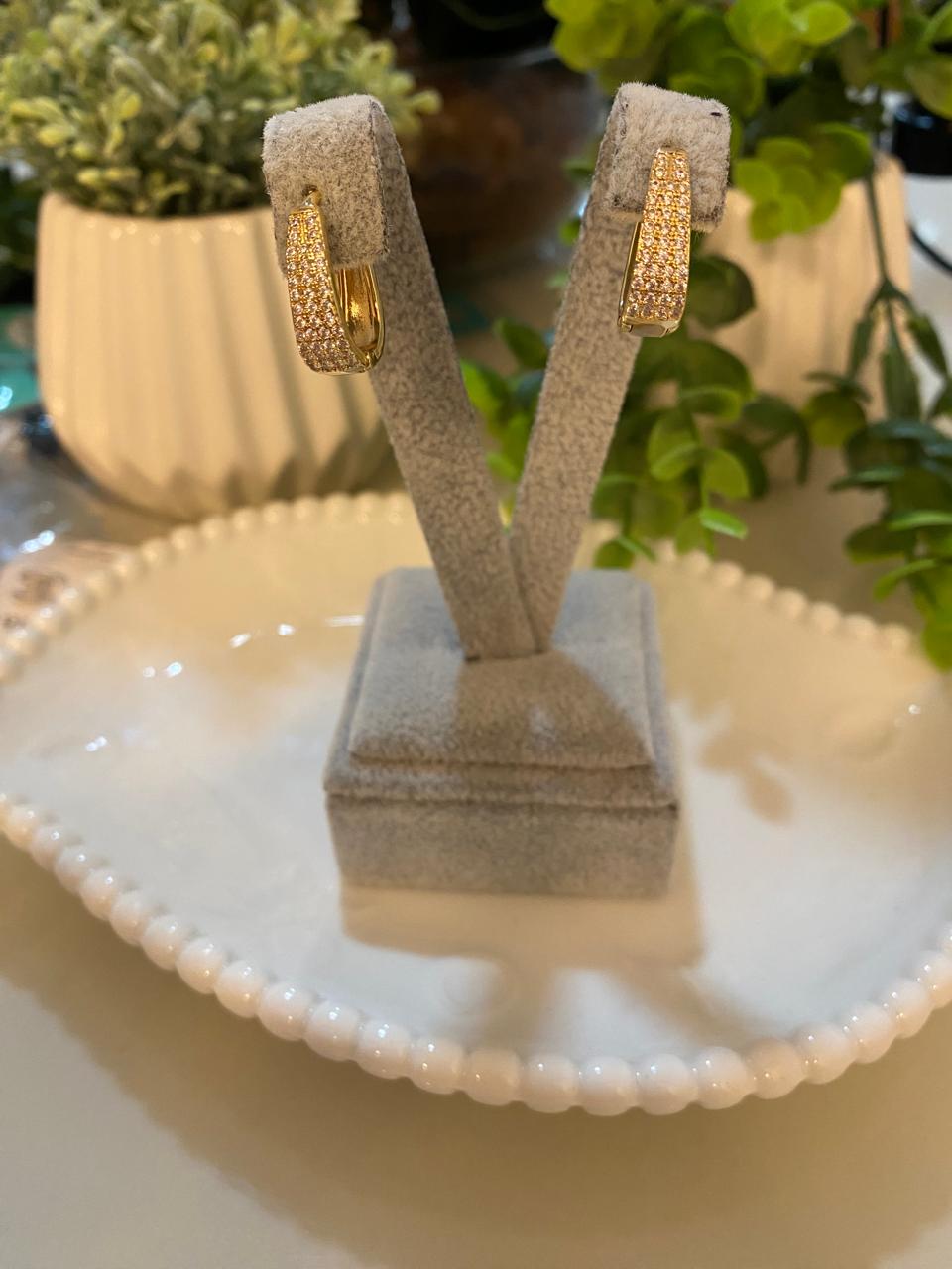 ✨Argola Retangular Bold – Banho de Ouro e Zircônias