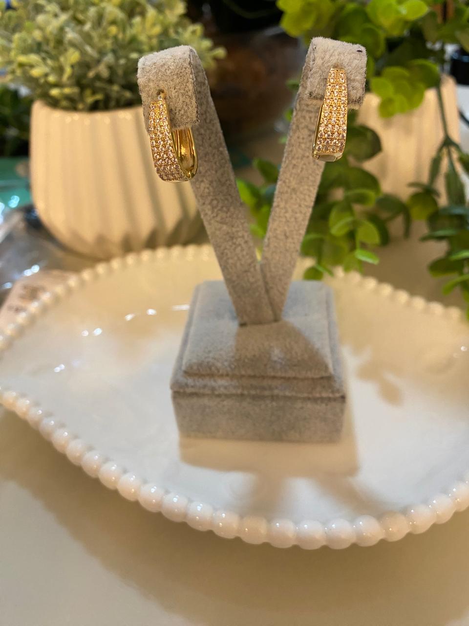 ✨Argola Retangular Bold – Banho de Ouro e Zircônias