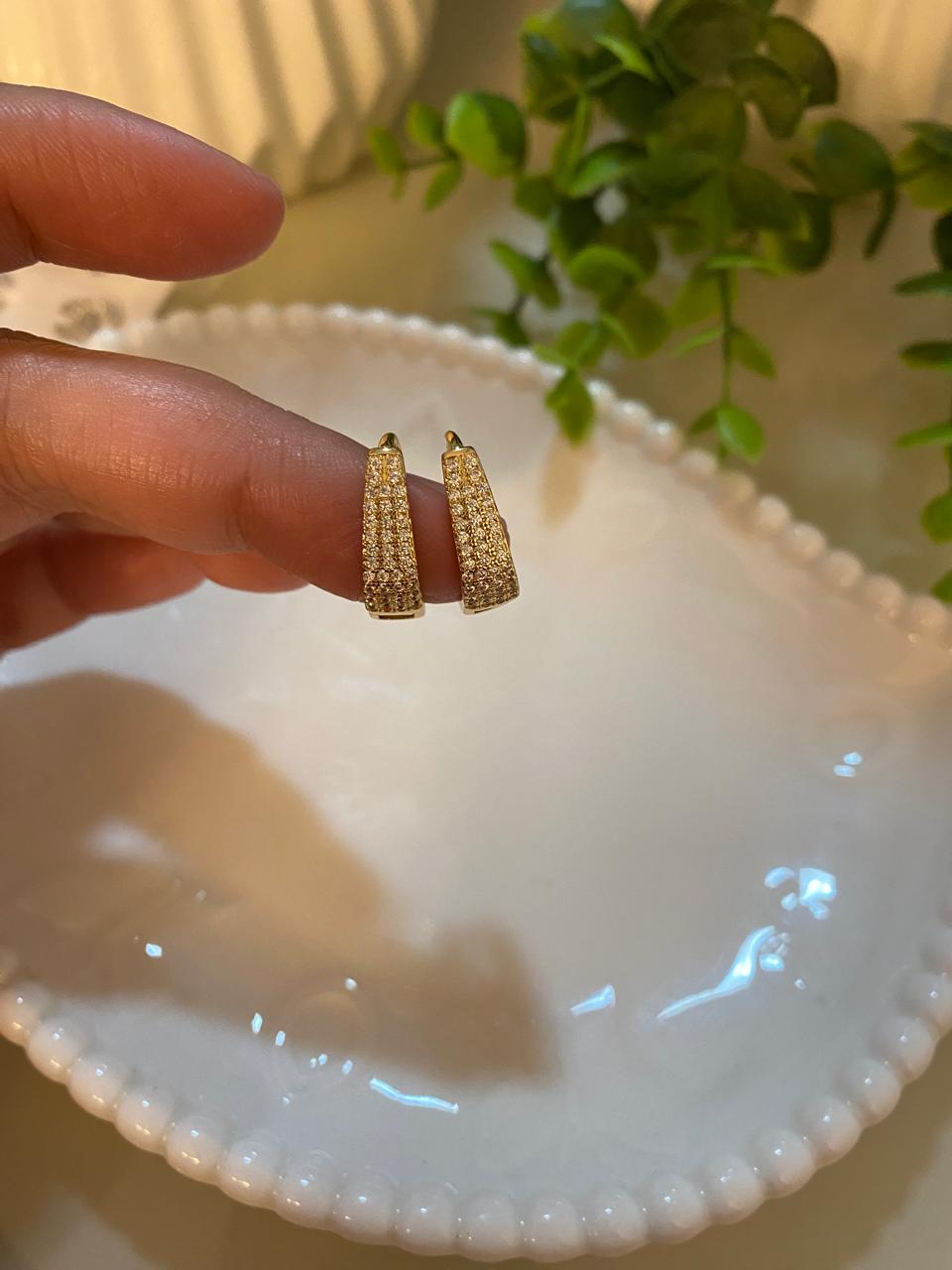 ✨Argola Retangular Bold – Banho de Ouro e Zircônias