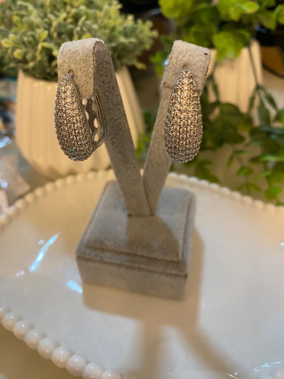 ✨Argola Retangular Cravejada (Banho de Ouro)